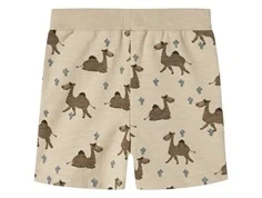 Beige sweatshorts med print af dromedarer og små kaktuser fra Name It 13243317 peyote